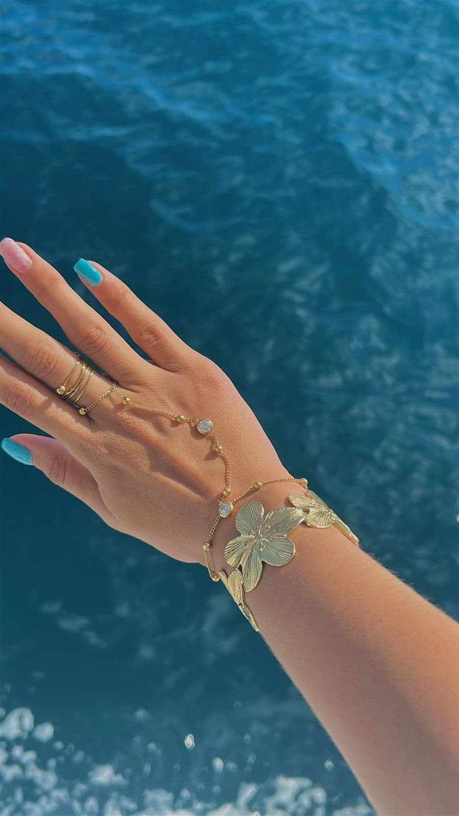 Joyería Azzurri de cerca, con el mar de fondo